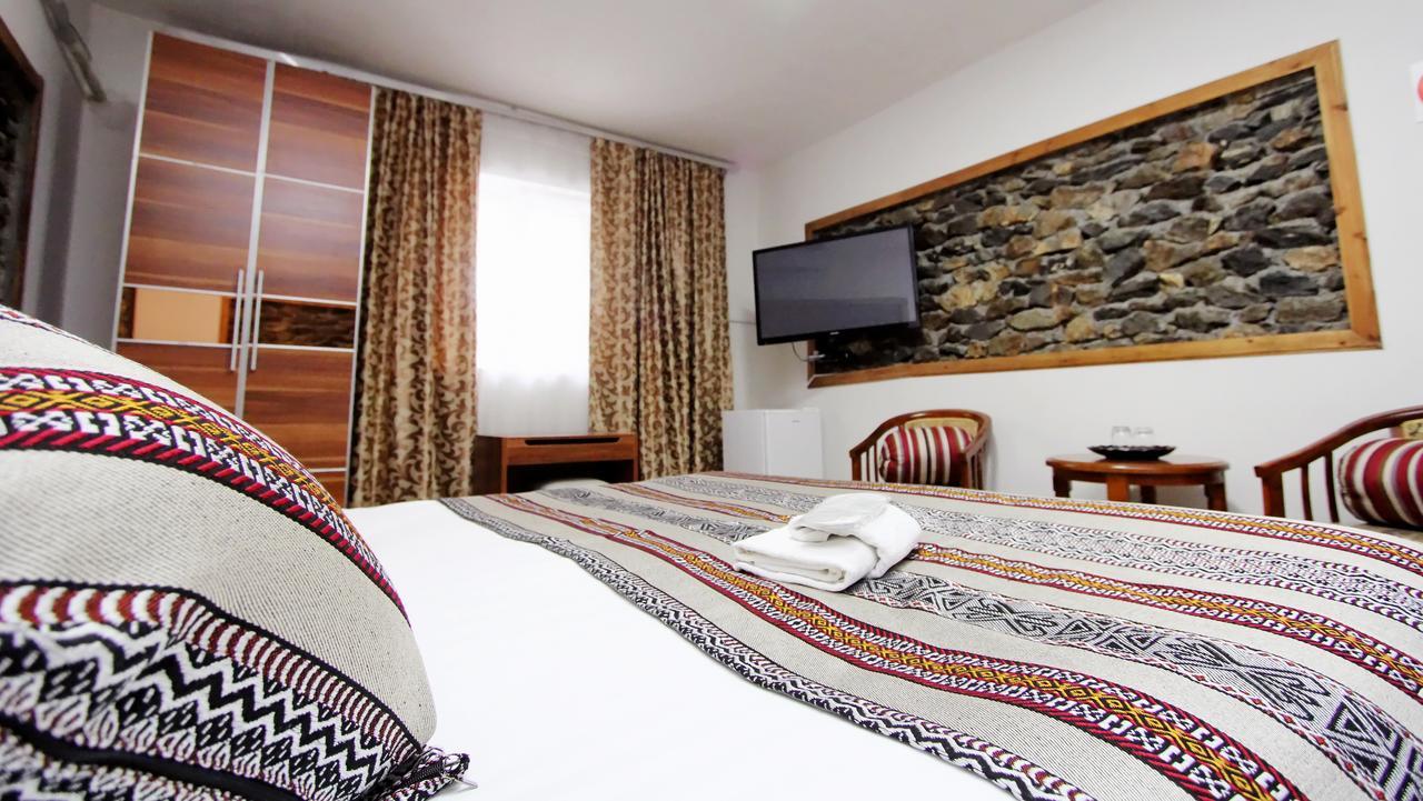 Khorog Lal Hotel מראה חיצוני תמונה